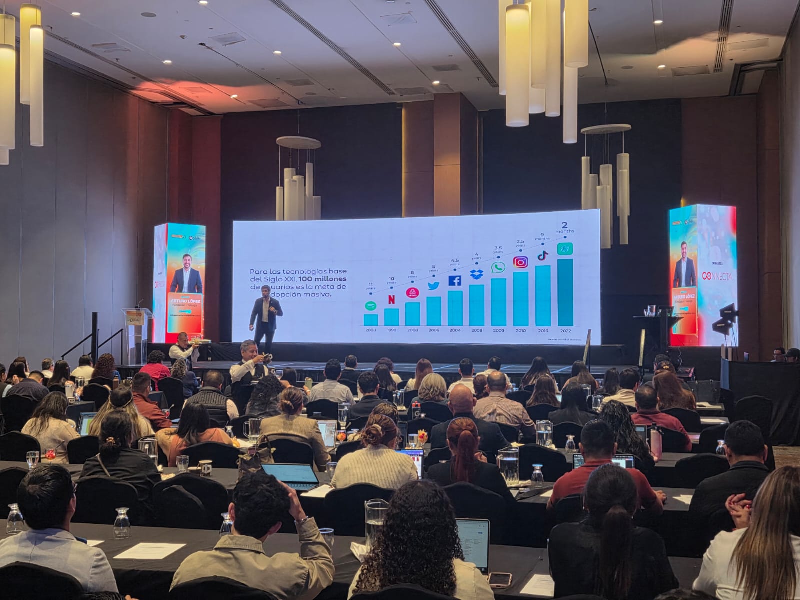 El fundador de Tabuga lleva el concepto de infraestructura cognitiva al B2B Marketing Tech Summit en Guatemala