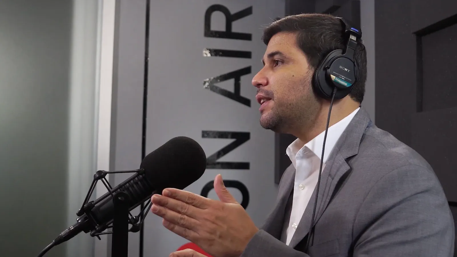 Empresario tecnológico advierte sobre peligros de la autoexplotación en la Era Digital