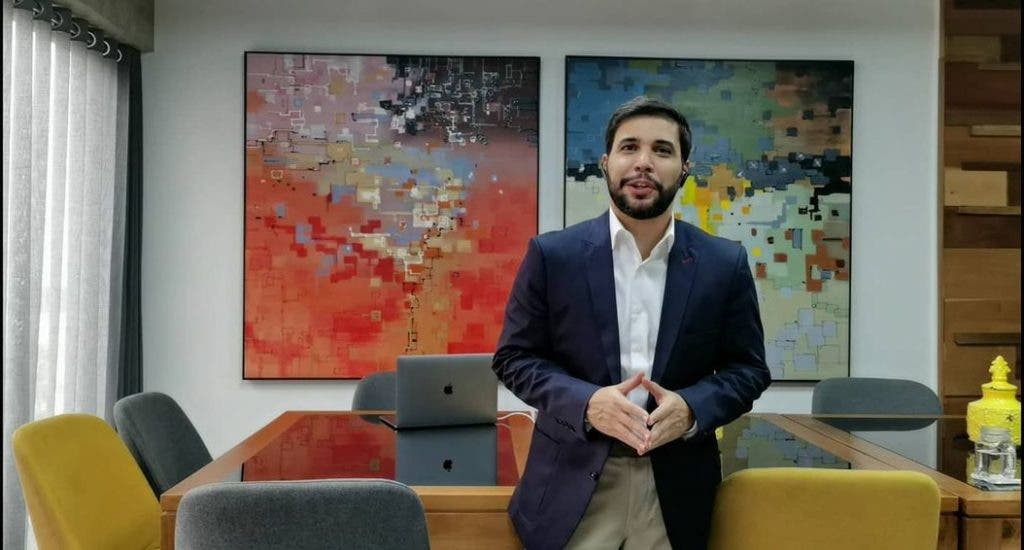 Empresario resalta ventajas de las aplicaciones móviles a estudiantes del sistema de educación a distancia