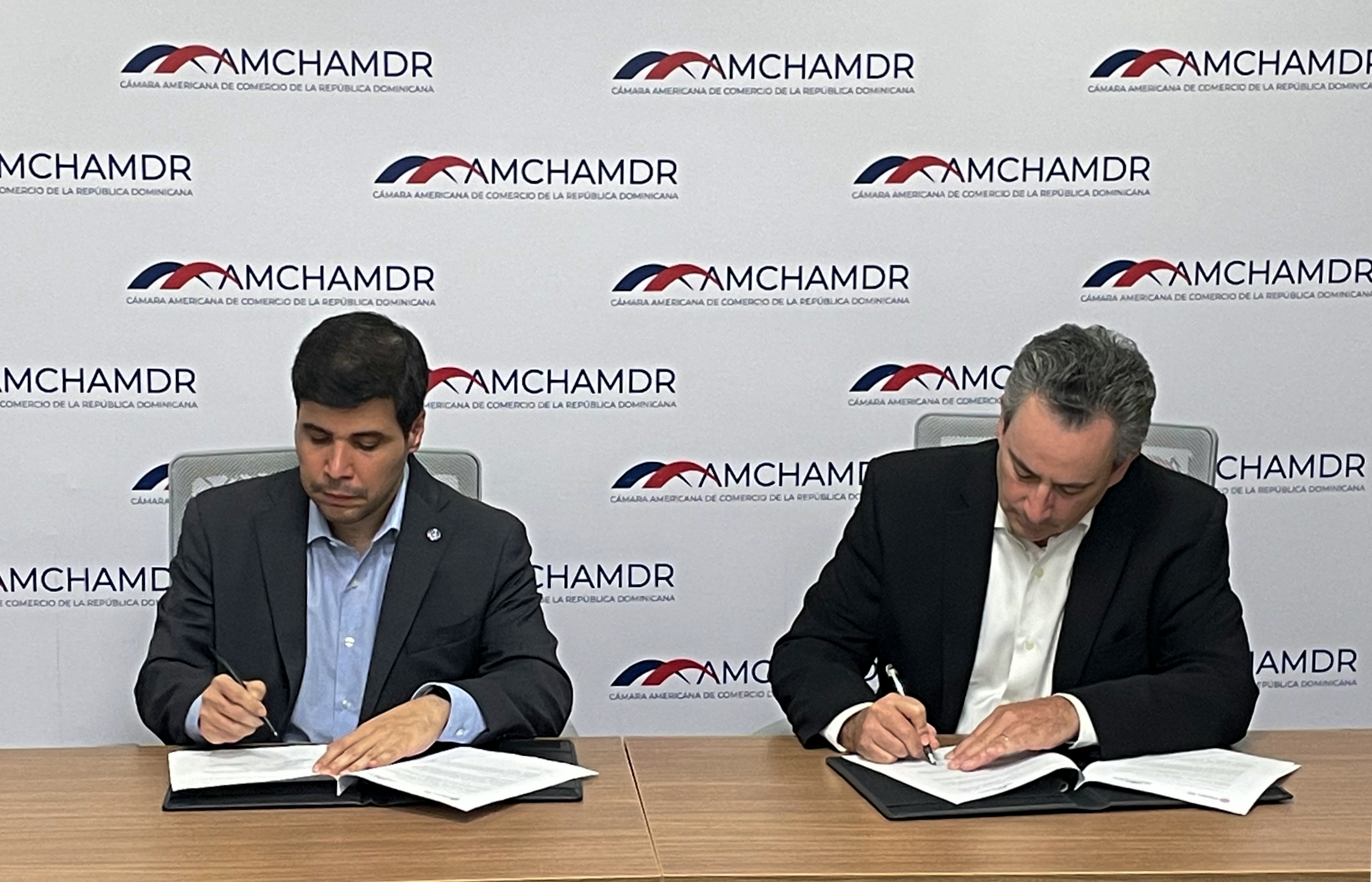 Cámara TIC y AMCHAMDR firman acuerdo para fomentar el avance de la tecnología y la innovación en el país